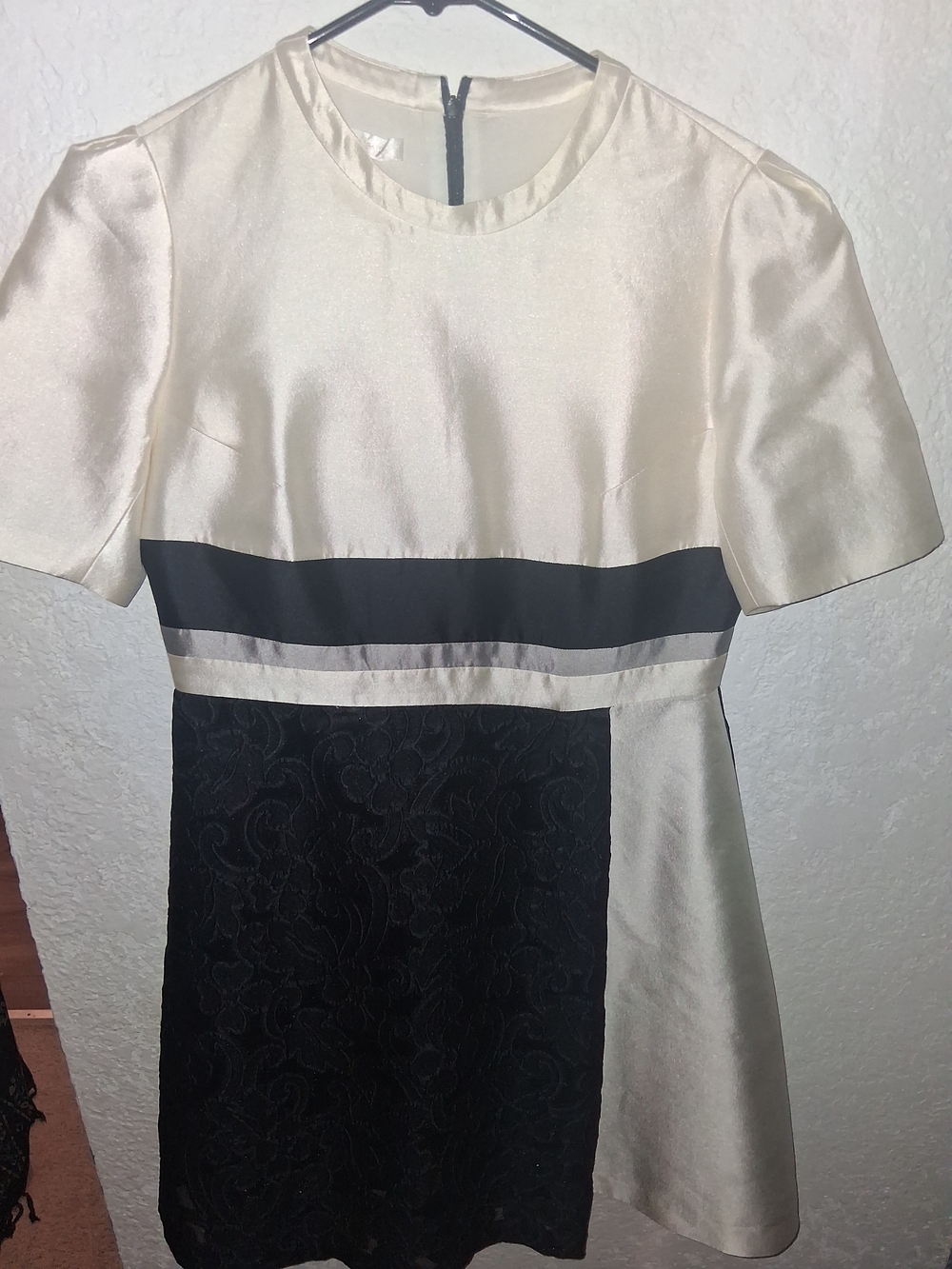 **Vintage 80s**Cream and Black Colorblock Short Sleeve Mini Dress